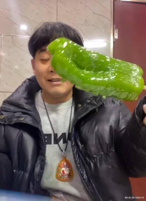 吃瓜小伙暴力测试网红,揭秘网络红人幕后真相